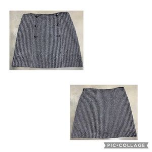 St. John tweed houndstooth skirt decorative buttons on front. Lined. Side zip.